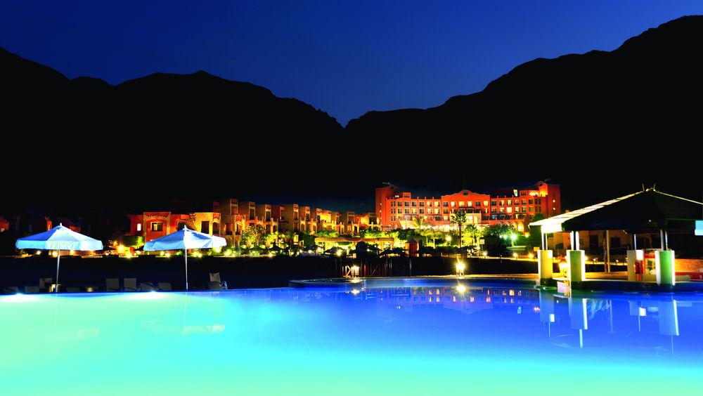 Moevenpick Resort El Sokhna Ain Soukhna Exteriér fotografie The resort at night