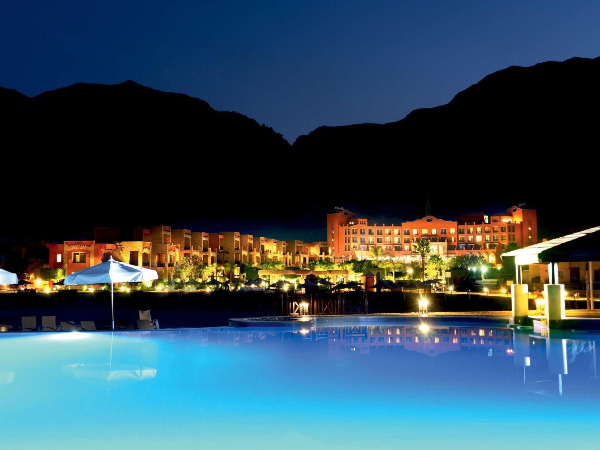 Moevenpick Resort El Sokhna Ain Soukhna Exteriér fotografie The resort at night